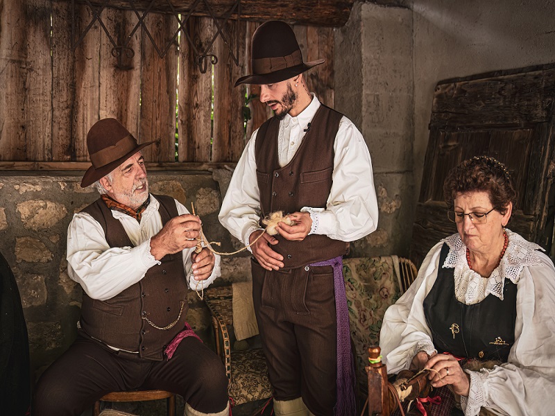 thumbnail Costume, Balli e Canti: La Magia delle Tradizioni di Parre