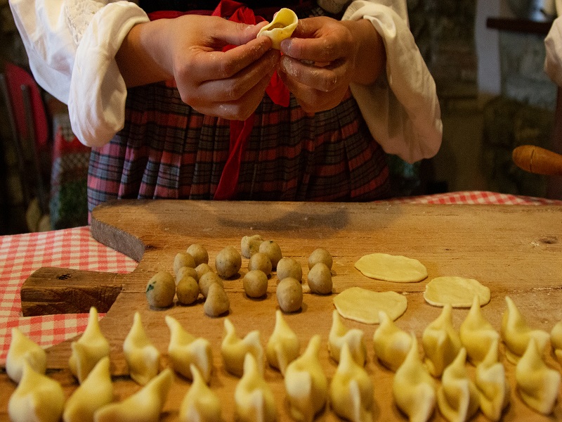 thumbnail Fuori Sagra: laboratorio “Crea i tuoi Scarpinòcc”