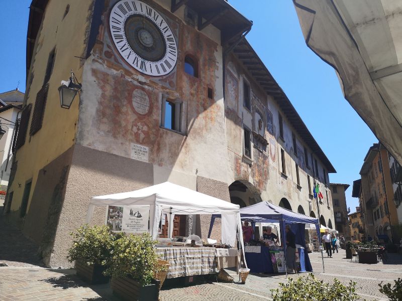thumbnail Il mercato agricolo di Piazza Orologio, marzo