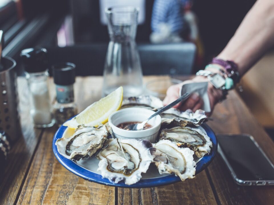 thumbnail Fish and bubbles – Aperitivi con ostriche, crudité e fritto misto